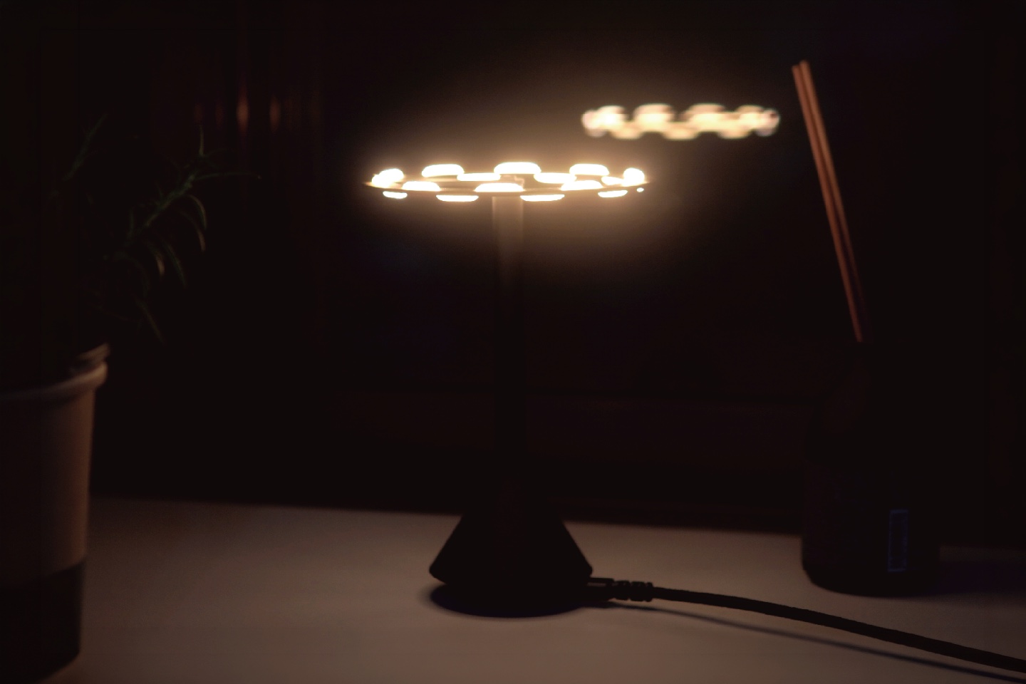 暗い空間で点灯するNAMINUI LIGHT