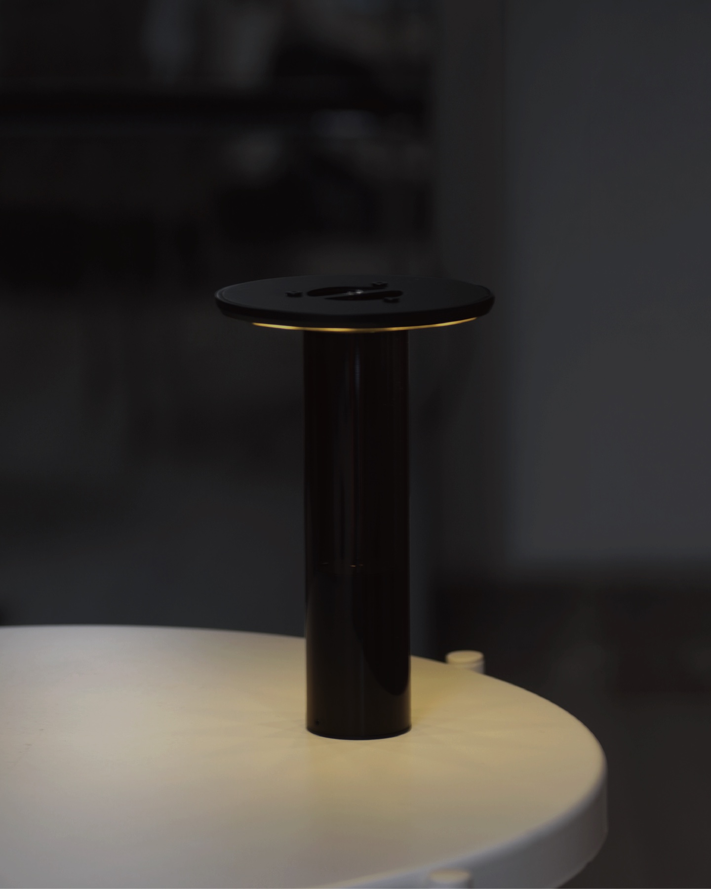 暗い空間で点灯するPILLAR