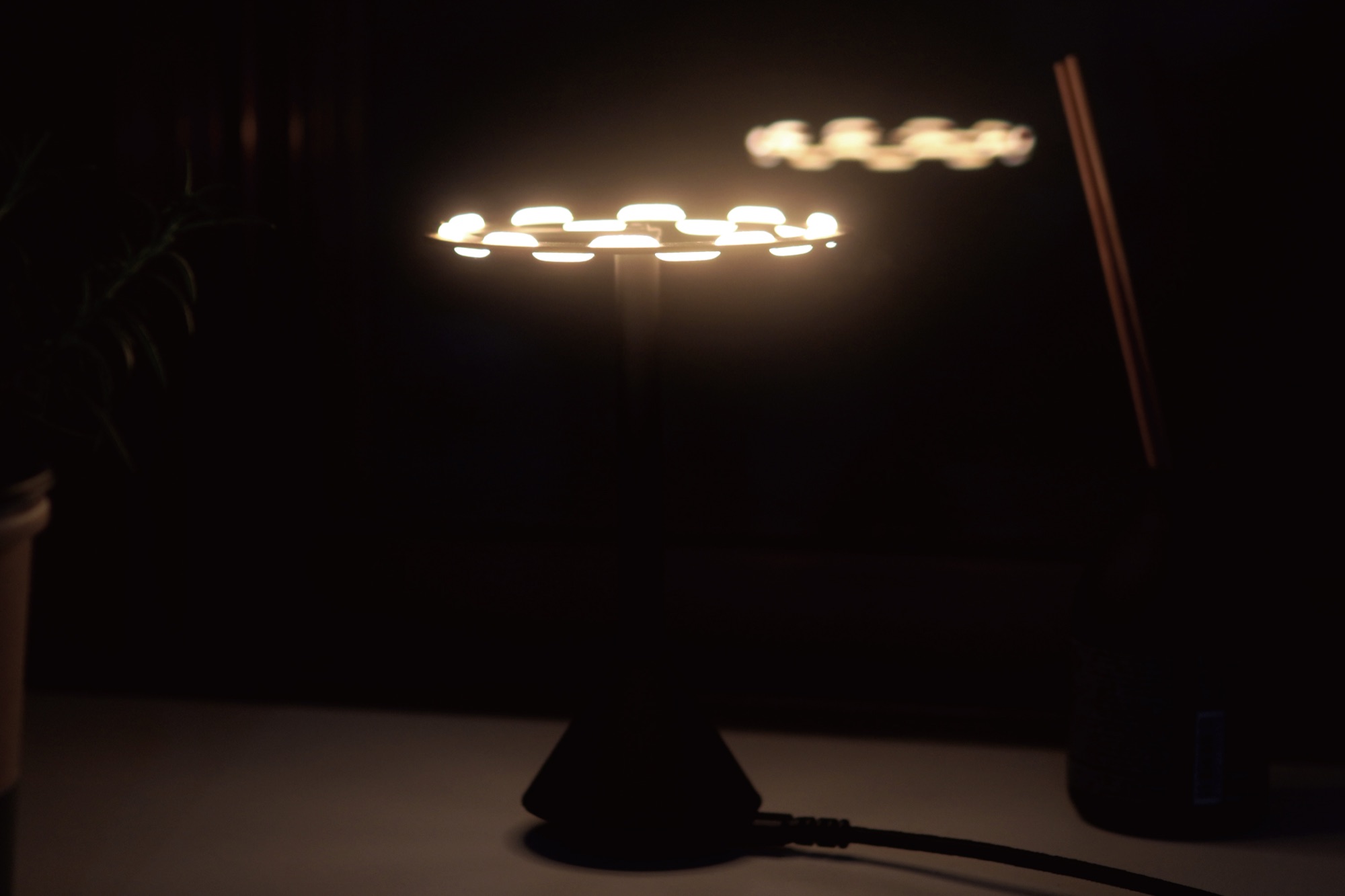 暗い空間で点灯するNAMINUI LIGHT