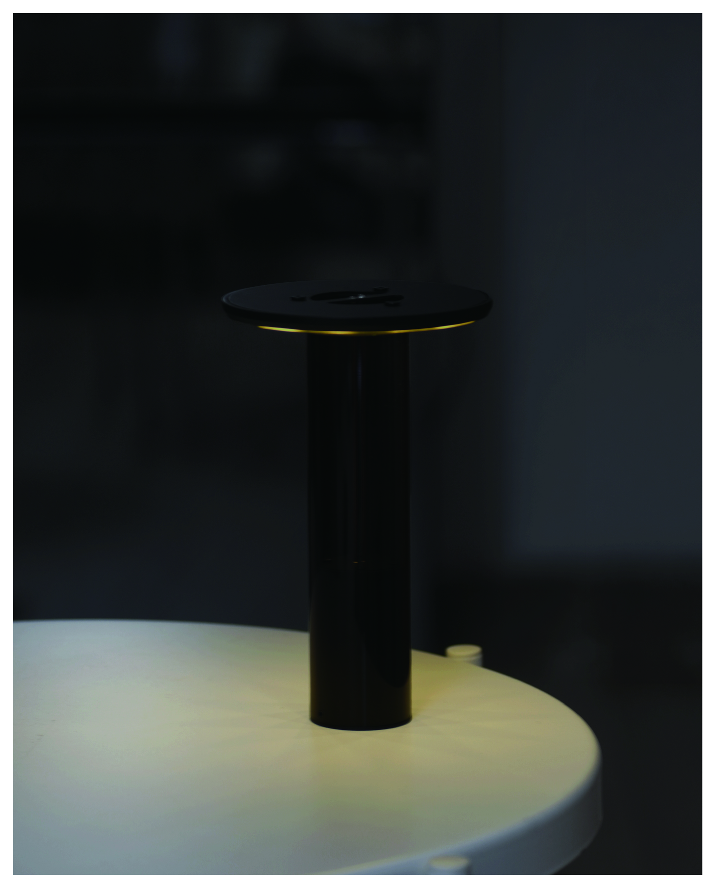 テーブルの上で点灯するPILLAR